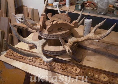 Резная деревянная люстра с рогами изюбра "Лесной хоровод".