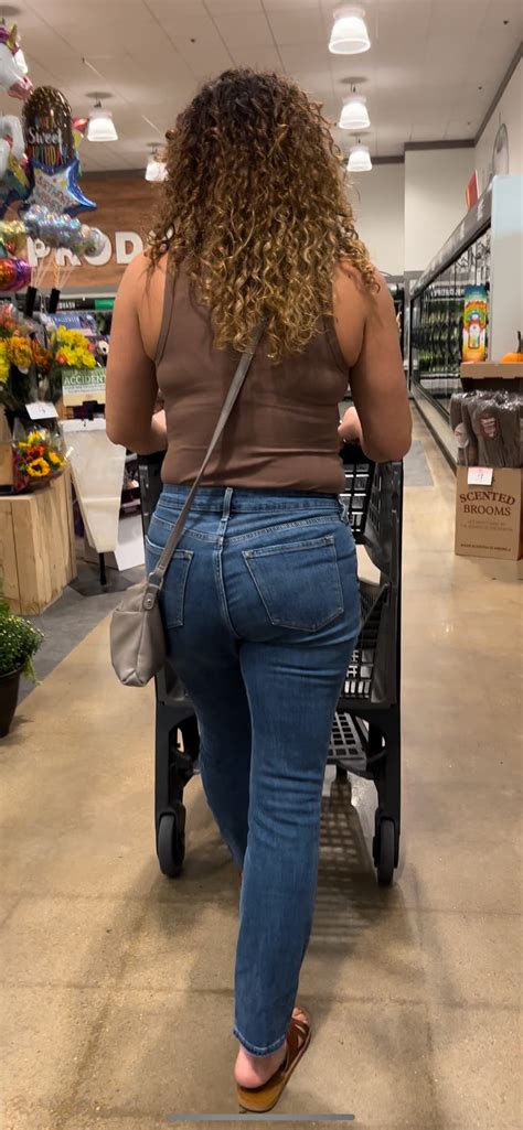 Curly hair Milf - Tight Jeans - Forum