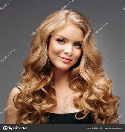 girl  wavy blonde hair