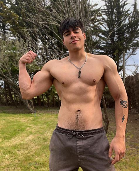 I'm getting huge : r/GayMuscleWorship