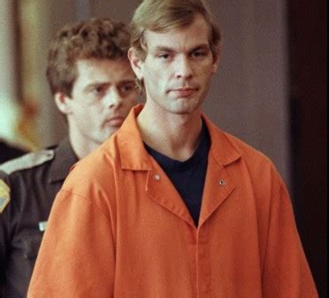 Dahmer Um Canibal Americano - Jeffrey Dahmer: saiba o que é ficção na série sobre o canibal americano