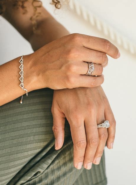 sale offers  jewellery diamonds gifts   ernest jones