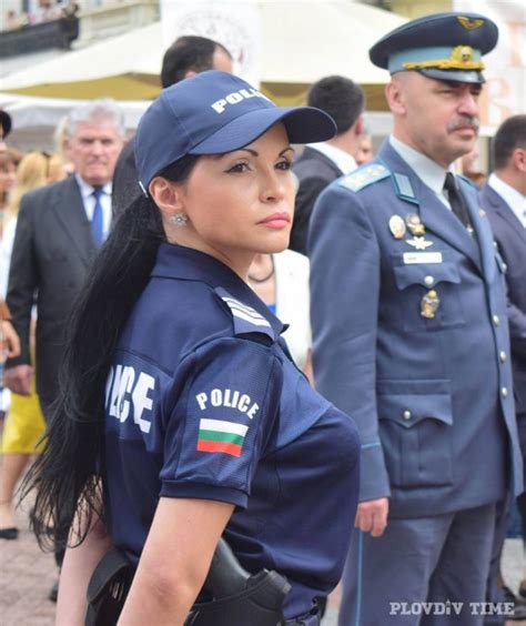 Тази побъркващо секси полицайка от Пловдив ще ви накара да извършите ...