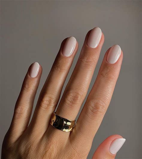 Unhas "clean girl": conheça a nail art minimalista e fácil que é ...