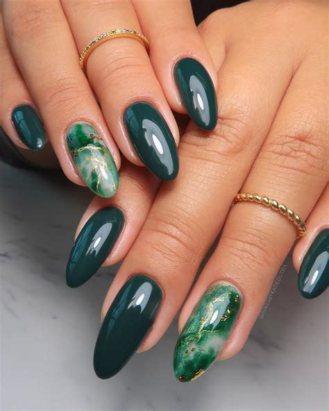 25+ Elegant Green Christmas Nails You Need to Try this Festive Season