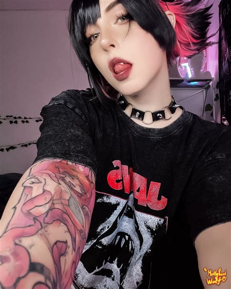 Mollyredwolf (@mollyredwolfreal) • Instagram photos and videos