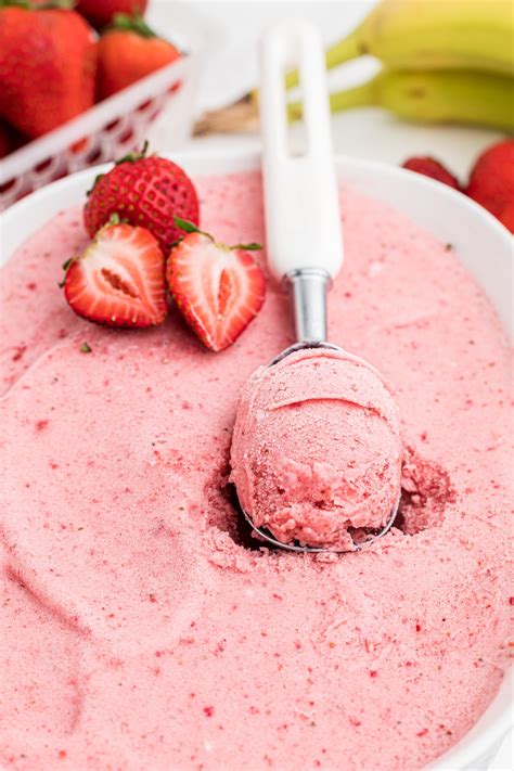 Strawberry Banana Frozen Yogurt - 5 Ingredients!