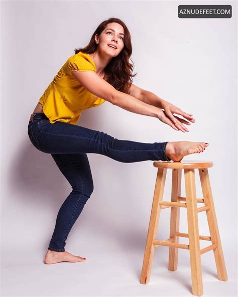 Hannah Barefoot Nude