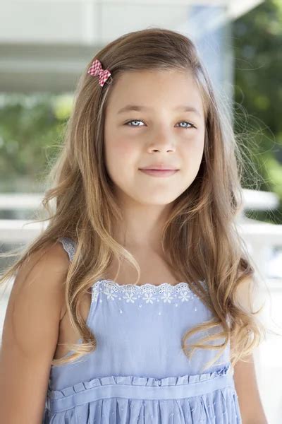 Menina Bonita Criança De 12 Anos - Imagens de Menina de 12 anos sem royalties | Depositphotos
