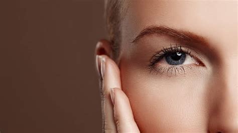 HOW TO REMOVE DRY SKIN UNDER THE EYES