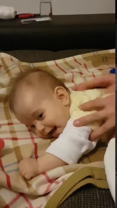Папа делает массаж . baby massage - YouTube