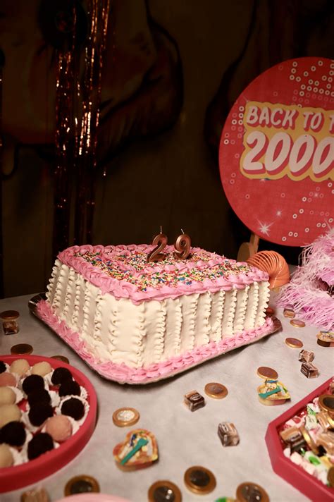 Bolo Estilo Anos 2000 - Anos 2000 | Bolo antigo de aniversário, Bolo 2000s aniversário, Festa ...