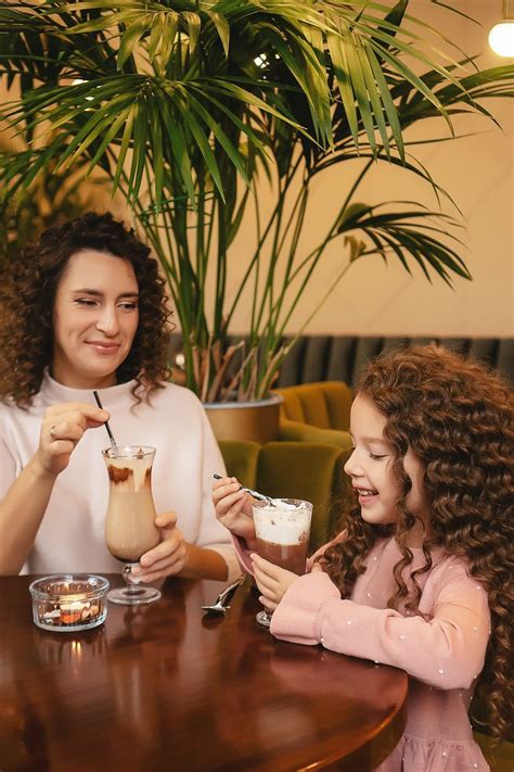 Семейная фотосессия, осень, семья, кафе | Mother daughter photos ...