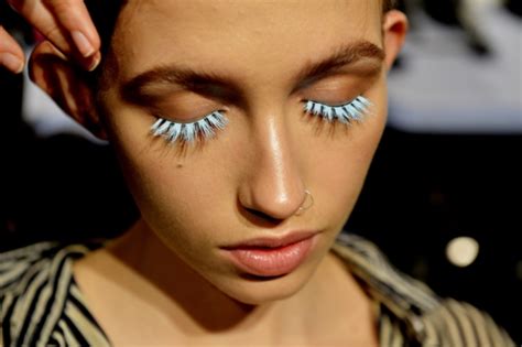 Цветни мигли и дебели вежди | Fashion Inside