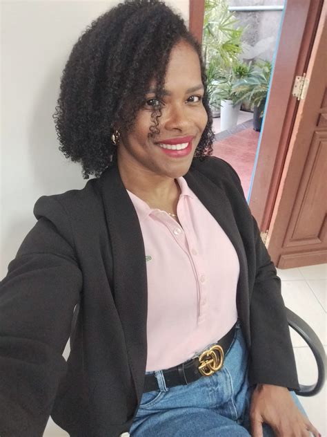 Adriana - Meu sorriso e eu, te desejamos um excelente dia!😁 #