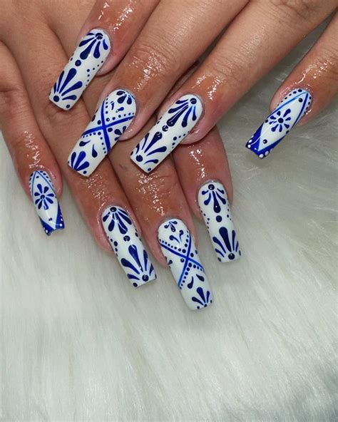 nail art with blue and white 4