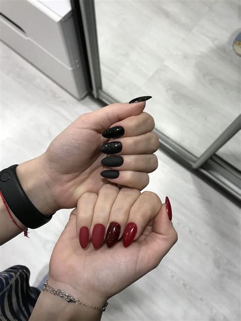 Красные с чёрным ногти