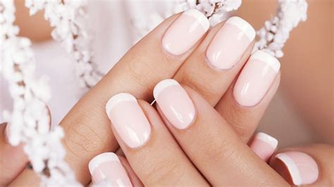 Descubre el color de uñas perfecto para un vestido rosa palo