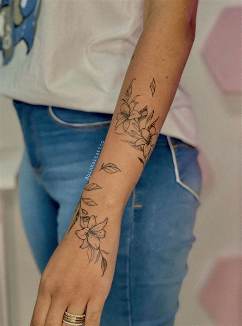Tatuagem Floral Tatuagem No Braço Feminina No Antebraço - Tatuagem feminina | Tattoo de lirios no braço, Tatuagem lirios ...
