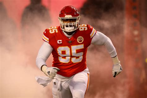 🏈 Chiefs sign All-Pro defensive tackle Chris Jones to new 1-year deal