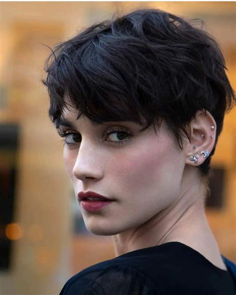 These bold pixie cut women styles are surprisingly low maintenance 33