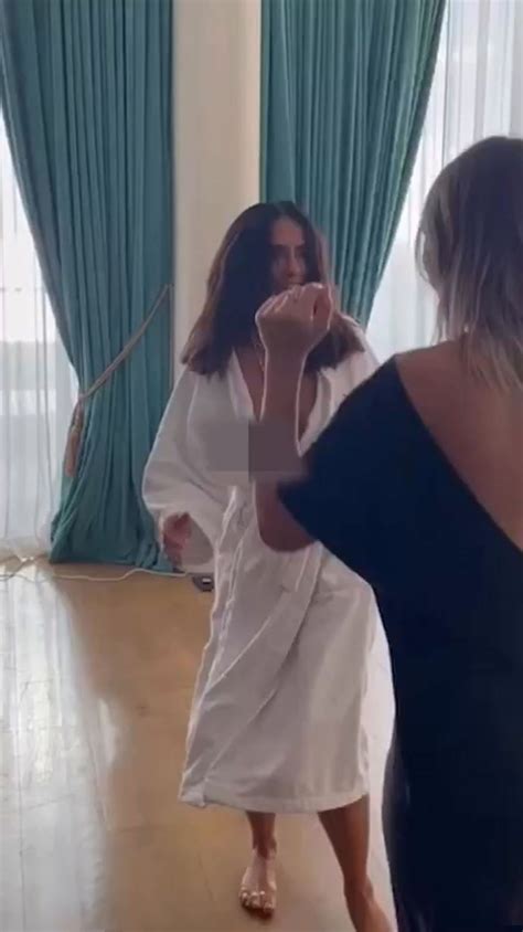 A Salma Hayek se le abrió la bata mientras bailaba y la foto dinamitó