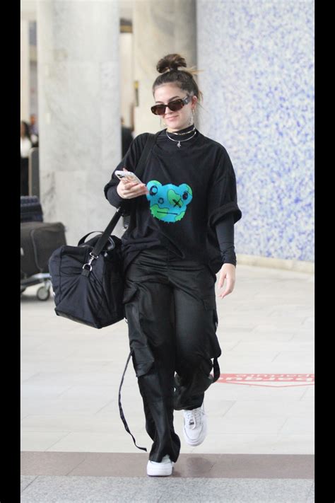 Foto: Mel Maia não desgrudou do seu smartphone ao desembarcar no Rio de