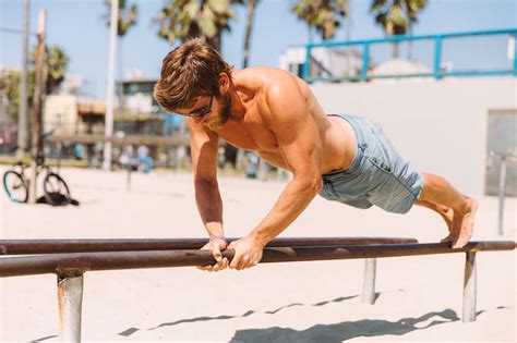 Allenamento calistenico | Calisthenics come funziona, esercizi e consigli