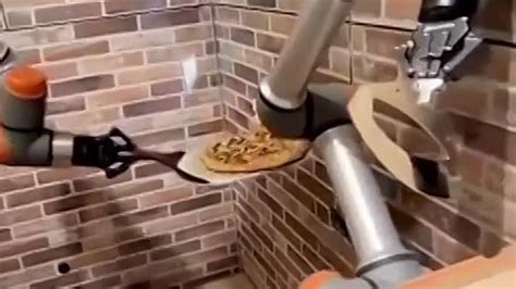 Это просто фантастика, робот готовит пиццу!