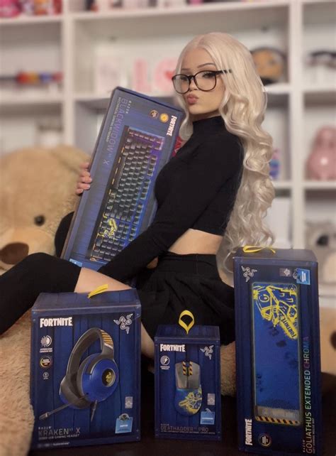 She’s knows she looks gorgeous : r/justfoxii__