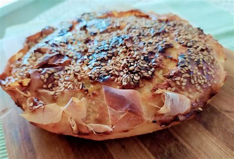 Баничка с кашкавал и сусам – Закуски и печива в зоната