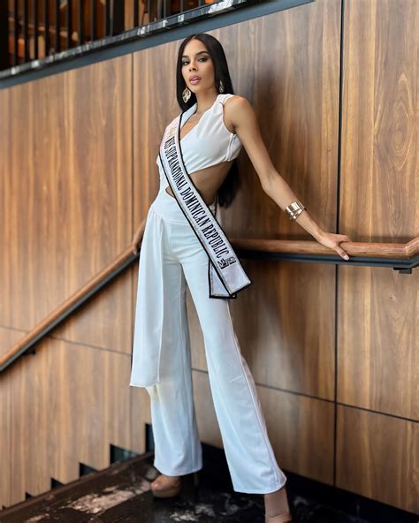 Nuestra reina Jennifer Valdez,... - Miss República Dominicana