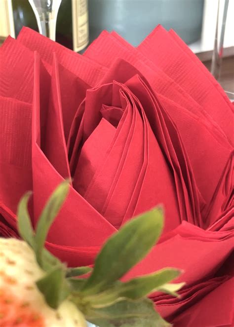 Cooking with Manuela: How to Fold Paper Napkins in a Pretty Rose