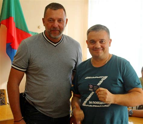 Дмитрий Саблин вручил первые партбилеты Единой России горловчанам ...