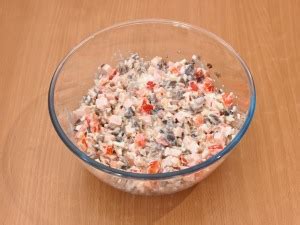 Салат с ветчиной, грибами и помидорами