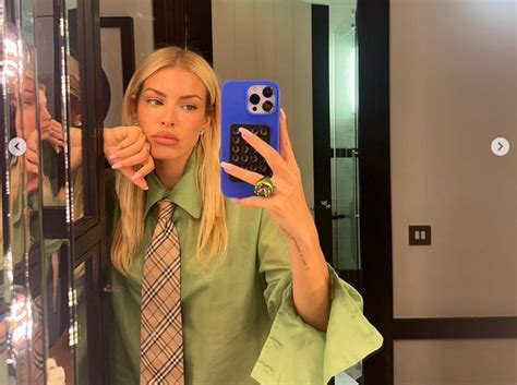 Любимата на Марк Бартра се пусна чисто гола /снимки/