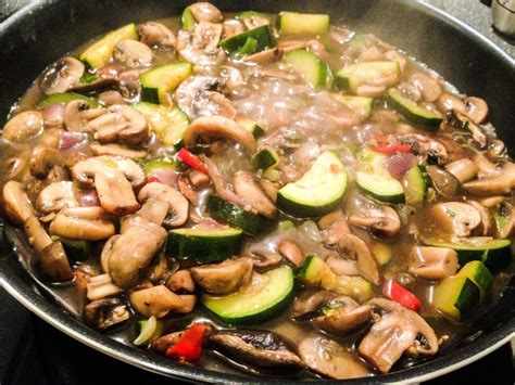 vegane pilzpfanne kaloreienarm mit zucchini paprika und zwiebeln