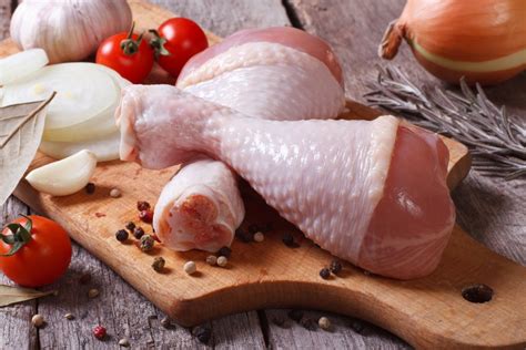 Come pulire il pollo crudo? Mai sotto l'acqua corrente - Agrodolce