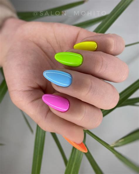 Яркий летний маникюр на миндальные ногти | Stylish nails art, Cute ...