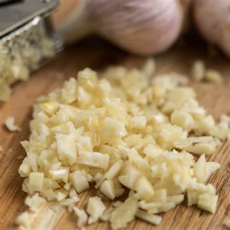 mince garlic cloves eating   dime