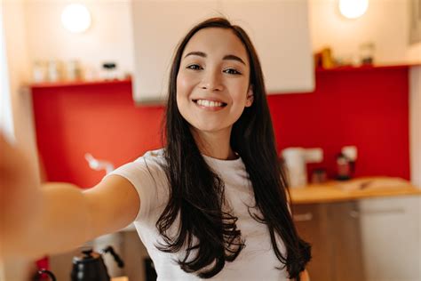 How To Take A Selfie Like A Celebrity - Woman's era Magazine