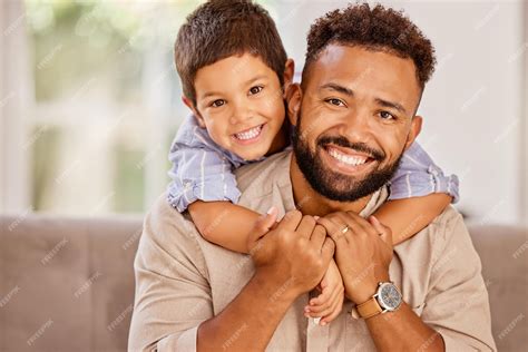 Filho De Raul Seixas - Retrato de família e pai com filho em um sofá feliz e relaxado em uma ...