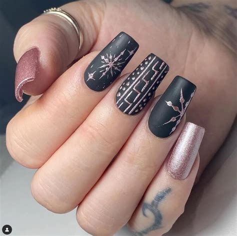40+ Trendy Black Christmas Nails Design Ideas