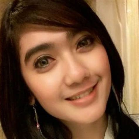 Biografi Revi Mariska - Biografi dan Sejarah