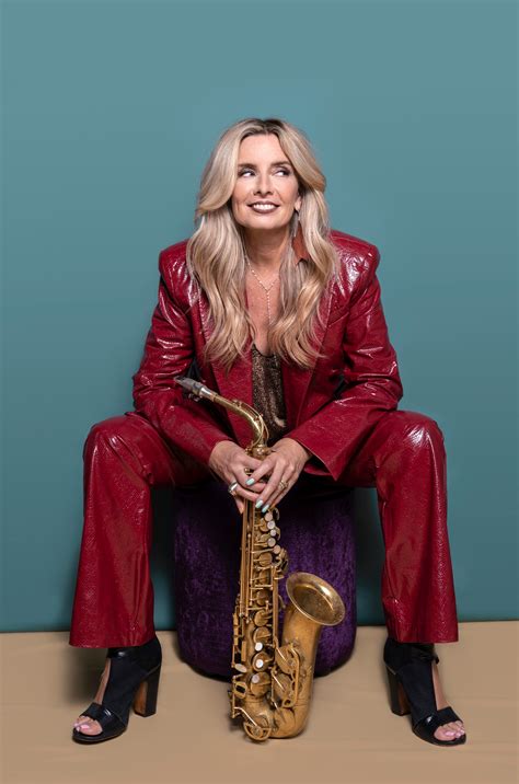 "Descubre el Secreto del Éxito de Candy Dulfer en el Escenario
