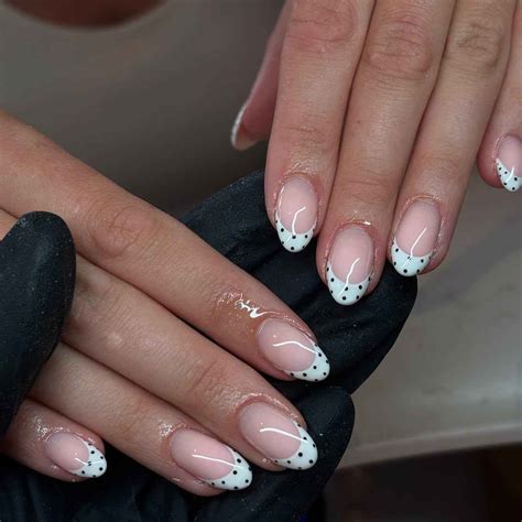 Cinco diseños de manicura con lunares para sumar los 'polka dots' a tus
