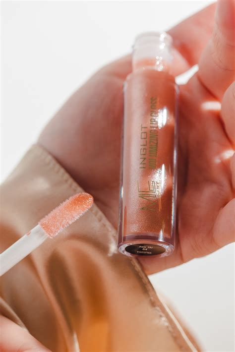 БЛЕСКИ С ЭФФЕКТОМ УВЕЛИЧЕНИЯ ГУБ ME LIKE VOLUMIZING от Инглот