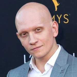 Кто озвучивает Энтони Кэрригана в фильмах на русском?