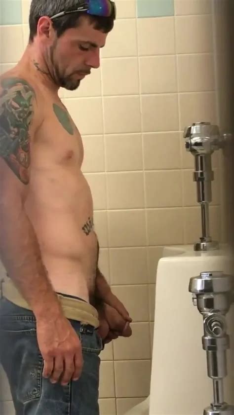 HUNG DADDY@URiNAL - ThisVid.com