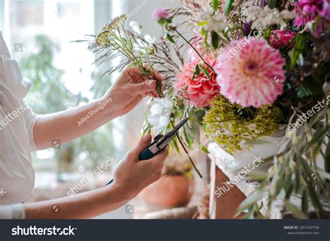 21,309 Girl Flower Vase Images, Stock Photos & Vectors | Shutterstock